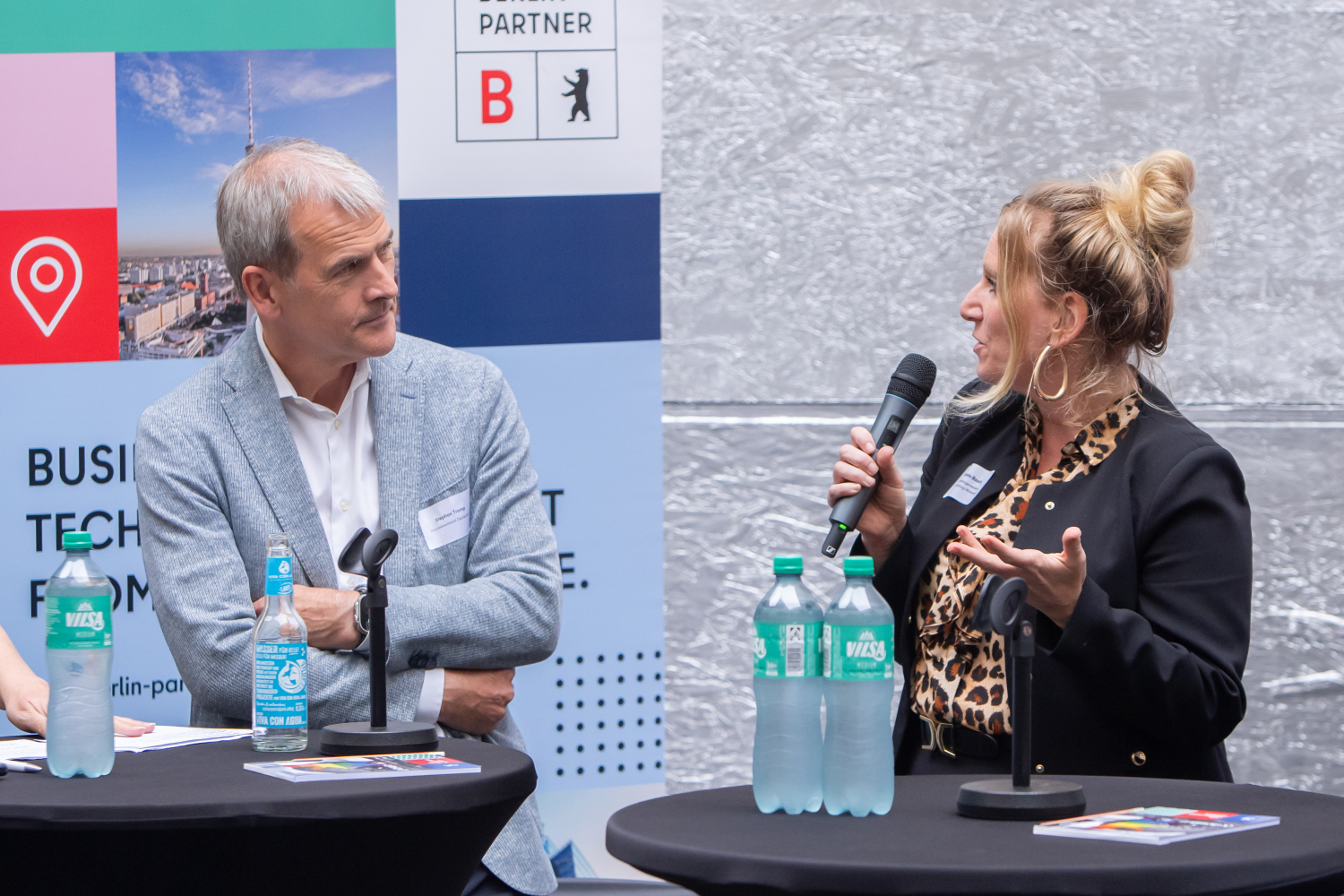 Bezirksbürgermeisterin Kirstin Bauch und Stephan Tromp (Handelsexperte und Kaufmännischer Geschäftsführer beim Handelsverband Deutschland) im Gespräch