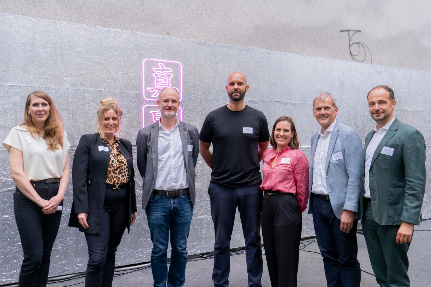 Von link nach rechts: Madlen Dietrich (Werner-von-Siemens Centre for Industry and Science e.V.), Kirstin Bauch (Bezirksbürgermeisterin), Karsten Friedrich (Complevo GmbH), Kristian Porz (Masumi Berlin), Katrin Krall (Plan.Net), Stephan Tromp (Handelsexperte und Kaufmännischer Geschäftsführer beim Handelsverband Deutschland), Philipp Günther (Berlin Partner)