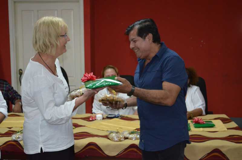Nicaragua Übergabe eines Geschenkes