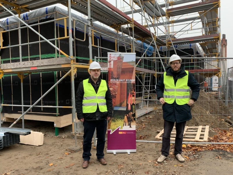 Andy Hehmke und Florian Schmidt auf der Baustelle Holzmodul Hausburgschule