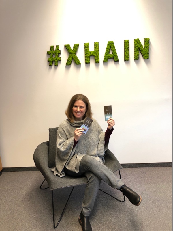 Bezirksstadträtin Clara Herrmann hält die Bezirksschokolade in den Händen