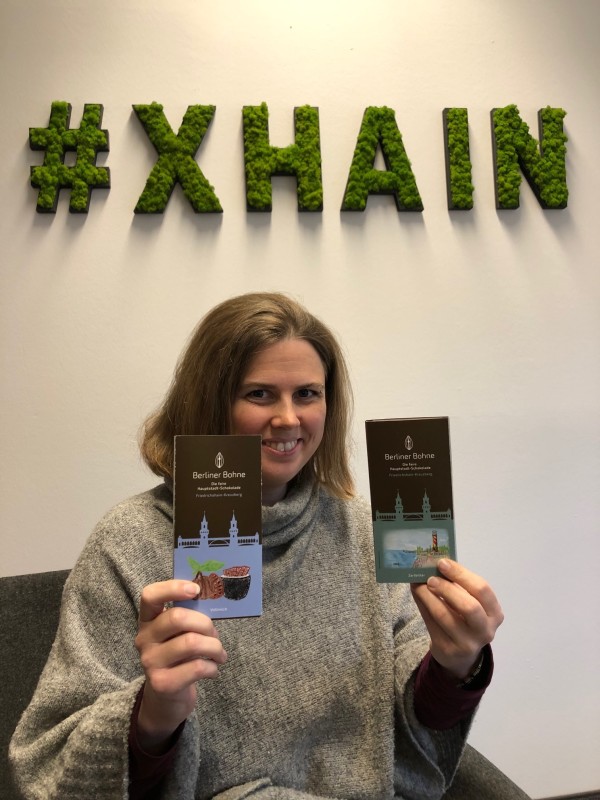 Bezirksstadträtin Clara Herrmann hält die Bezirksschokolade in den Händen