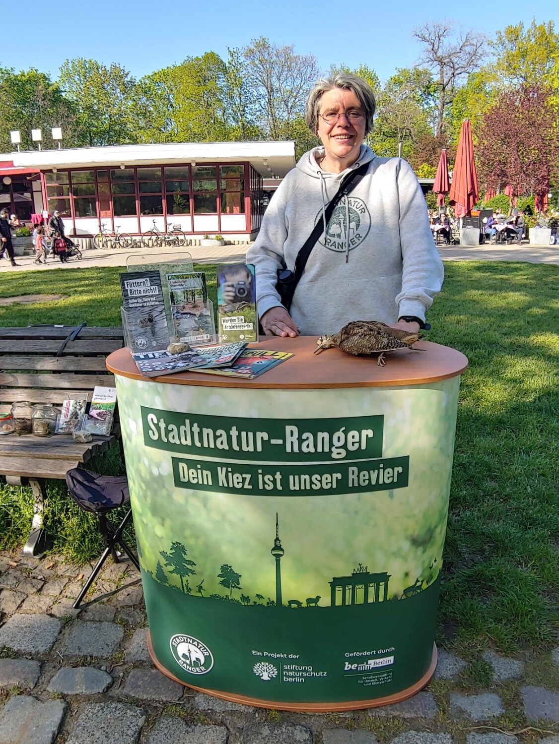 Eine Mitarbeiterin an einem Infostand der Stadtnatur-Ranger.