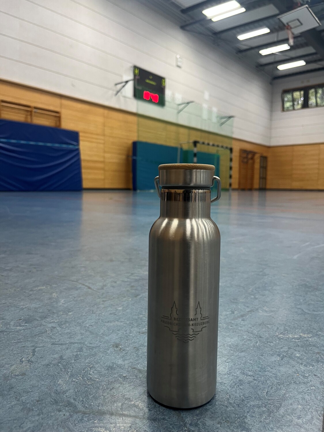 Edelstahlflasche mit Gravur in einer Turnhalle