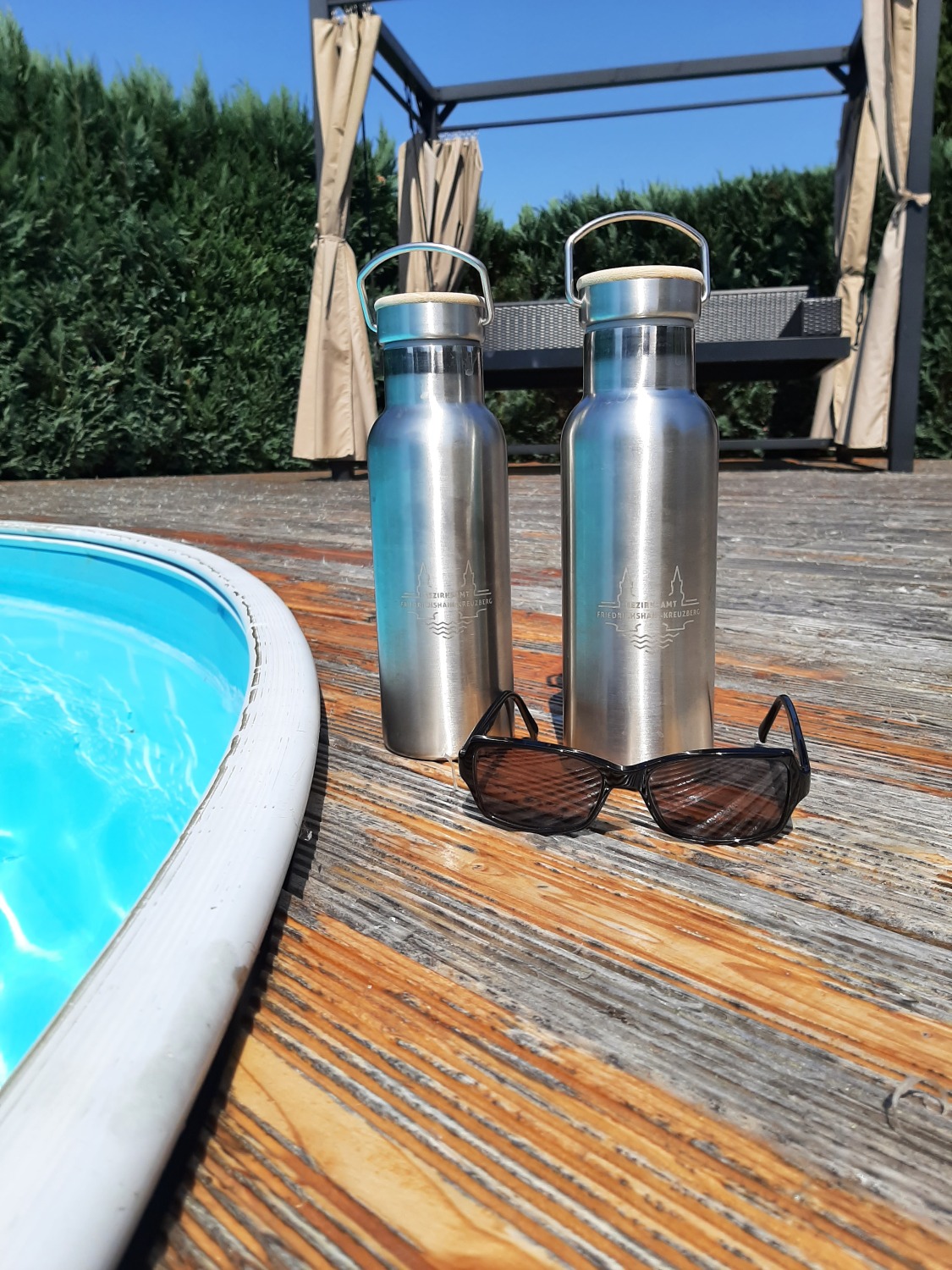 flaschen am pool