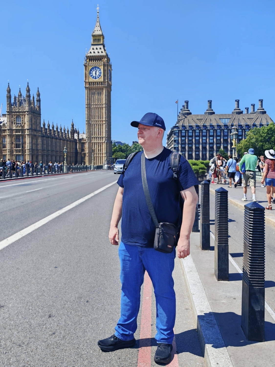 Mann mit Cap vor dem Bigben