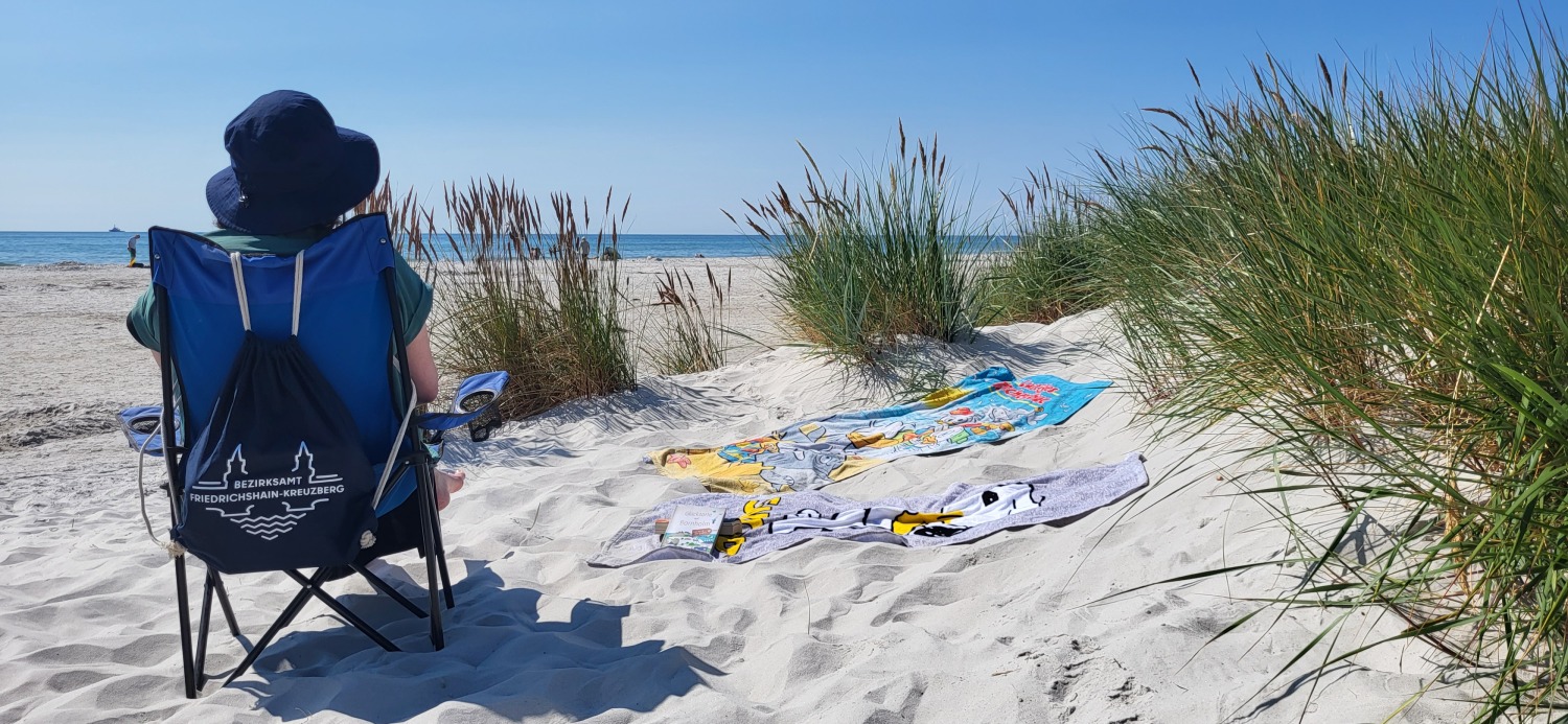 campingszene nebst dünen und turnbeutel