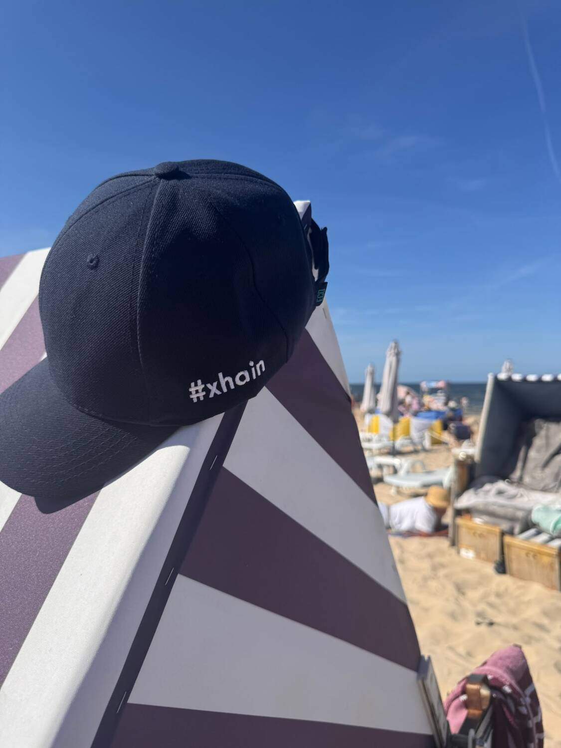 cap am giebel eines strandzelt
