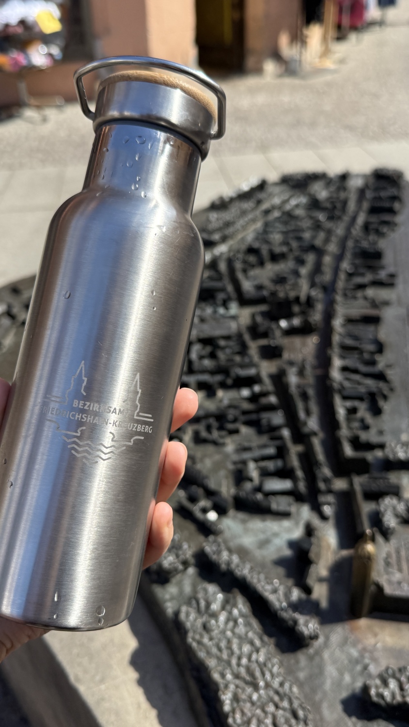 flasche vor miniaturnachbildung der stadt wittenberg