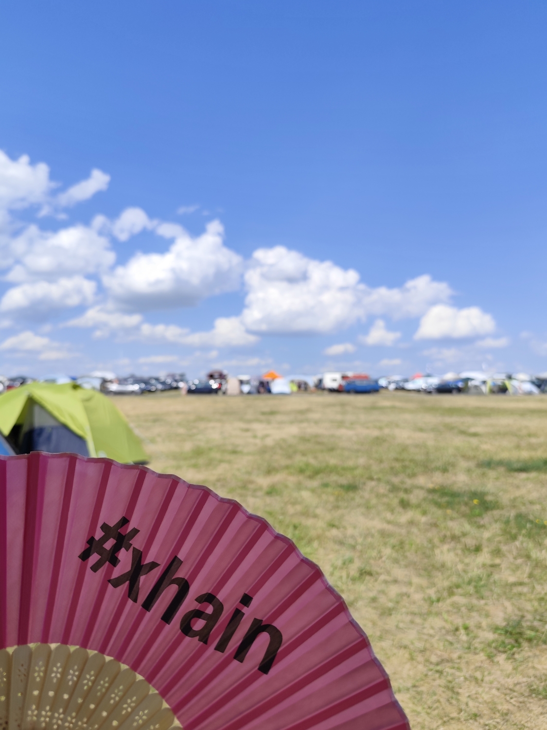 fächer vor campingszene
