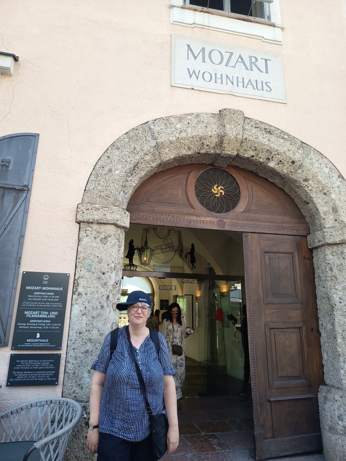 Cap auf dem Kopf einer Frau vor dem Mozartwohnhaus