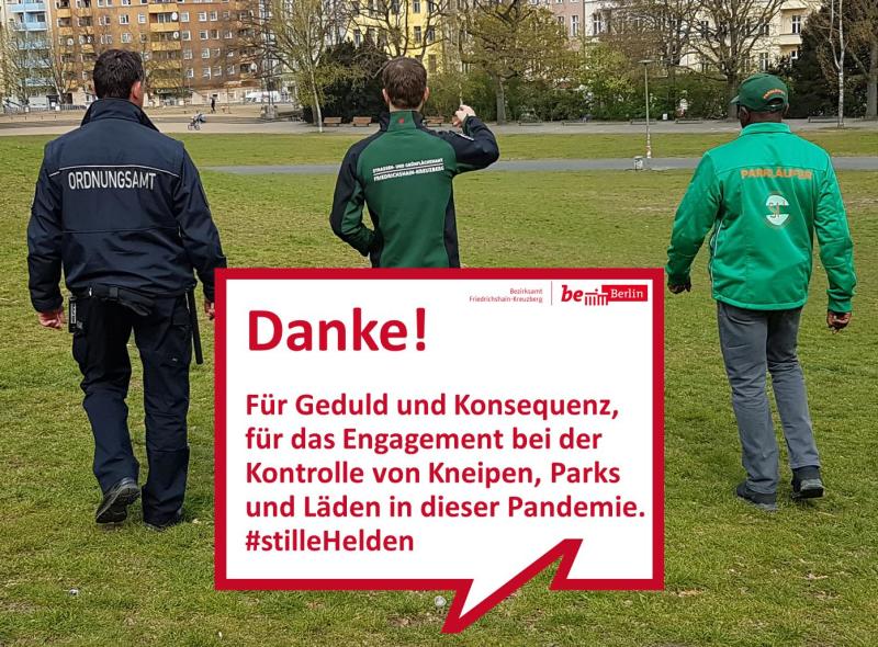 Ein Mitarbeiter des Ordnungsamtes, des Straßen- und Grünflächenamtes und ein Pakläufer gehen durch einen Park.