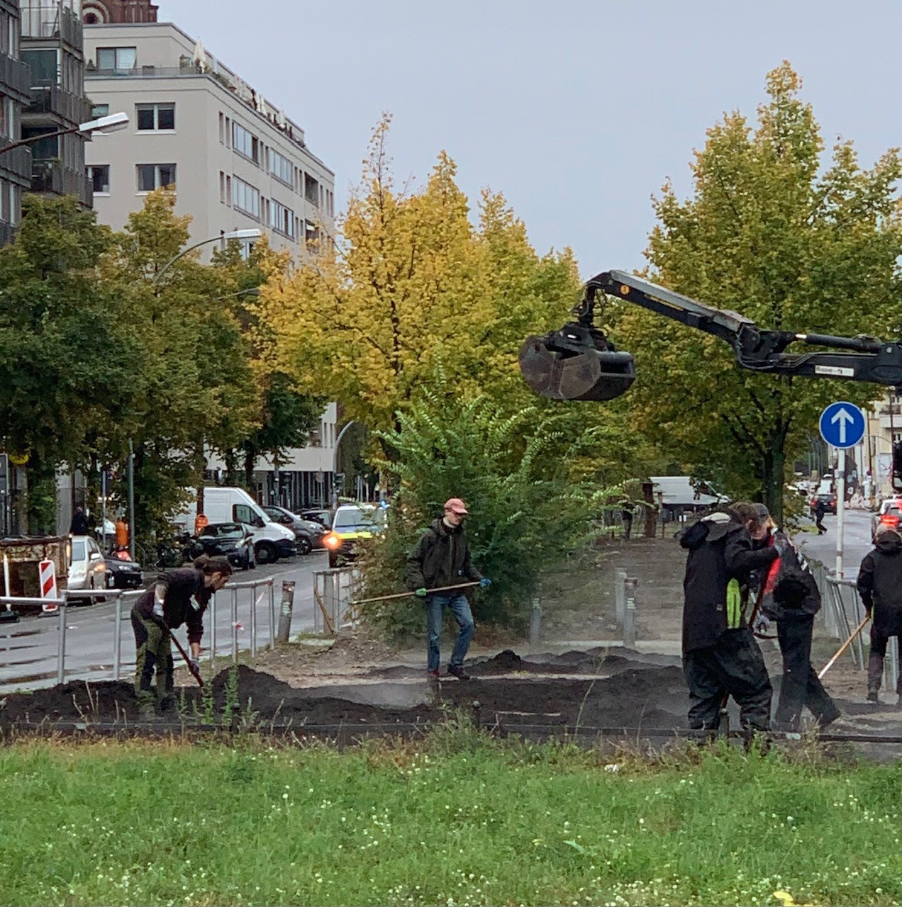 Mitarbeiter*innen des Umwelt- und Naturschutzamtes auf dem Mittelstreifen in der Friedenstraße