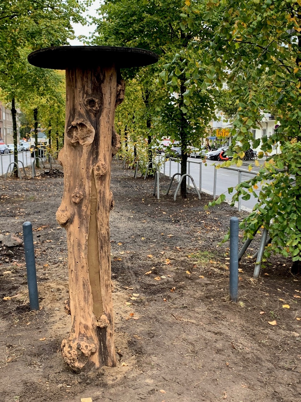 Eine Nisthilfe auf dem Mittelstreifen in der Friedenstraße