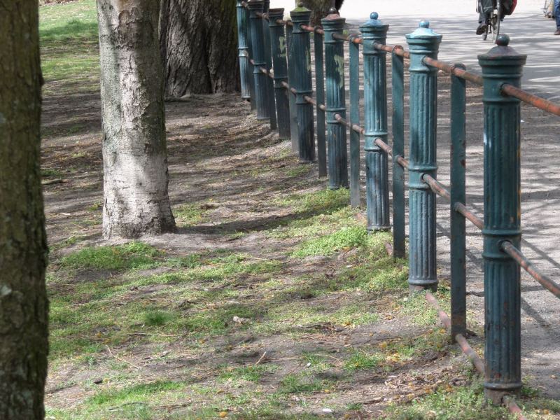 Landwehrkanal-Nordufer, 1. BA am Böcklerpark, vor dem Umbau (histor. Zaun), 2015