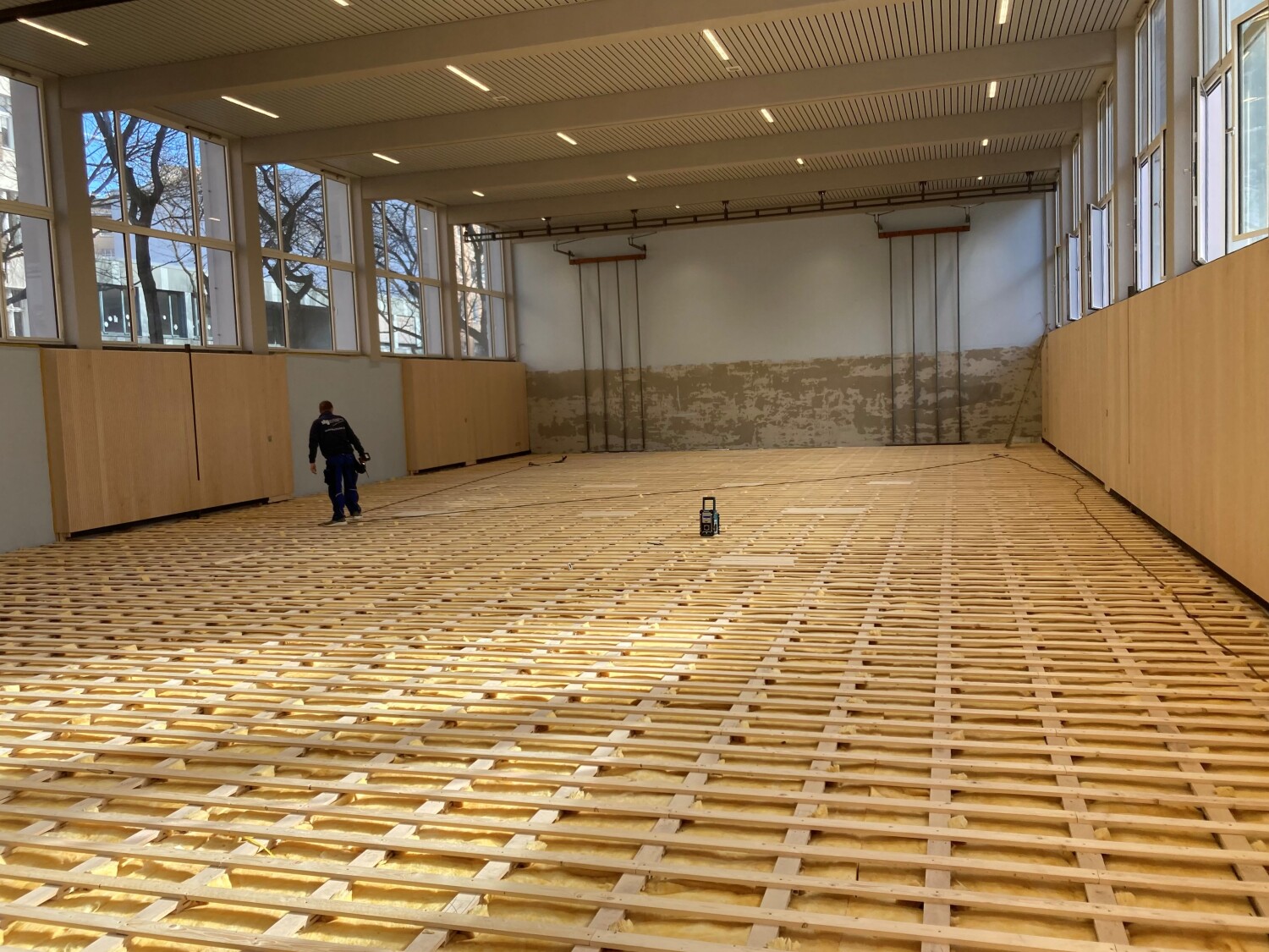 H.-Hesse-Gymnasium, Einbau des neuen Sporthallenbodens, 03.04.2026