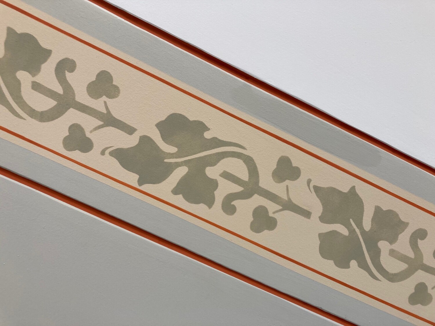 Lemgo-Grundschule, Hofgebäude - Treppenhaus-Bordüre (am Eingang), 03.04.2026