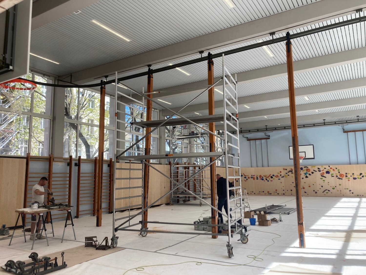 H.-Hesse-Gymnasium, Sporthalle, alte Einbauten und neue Boulderwand, 03.04.2026