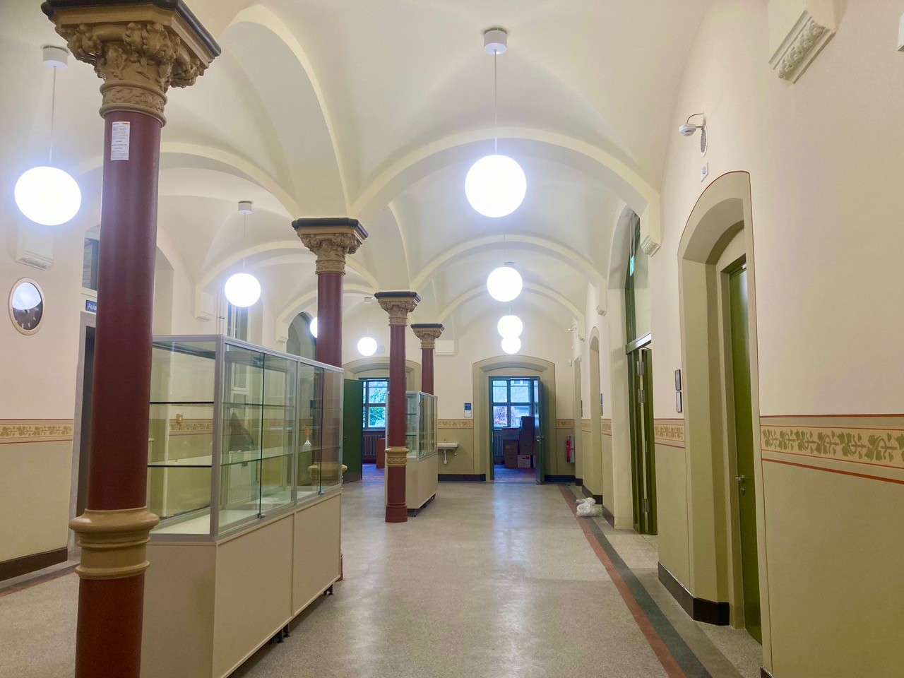 Lemgo-Grundschule, Hofgebäude - saniertes Foyer (Hochparterre), 28.07.2026