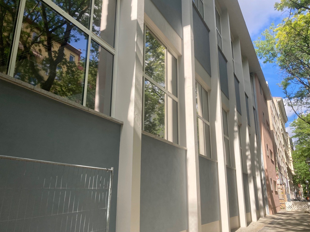 H.-Hesse-Gymnasium, sanierte Straßenfassade, 29.07.2026