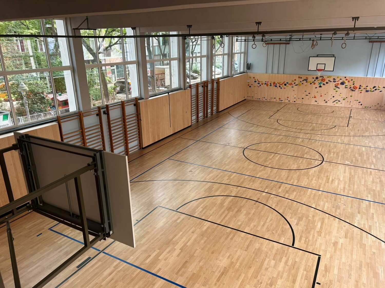 H.-Hesse-Gymnasium, Sporthalle, Parkettboden mit Linierung, 14.08.2026