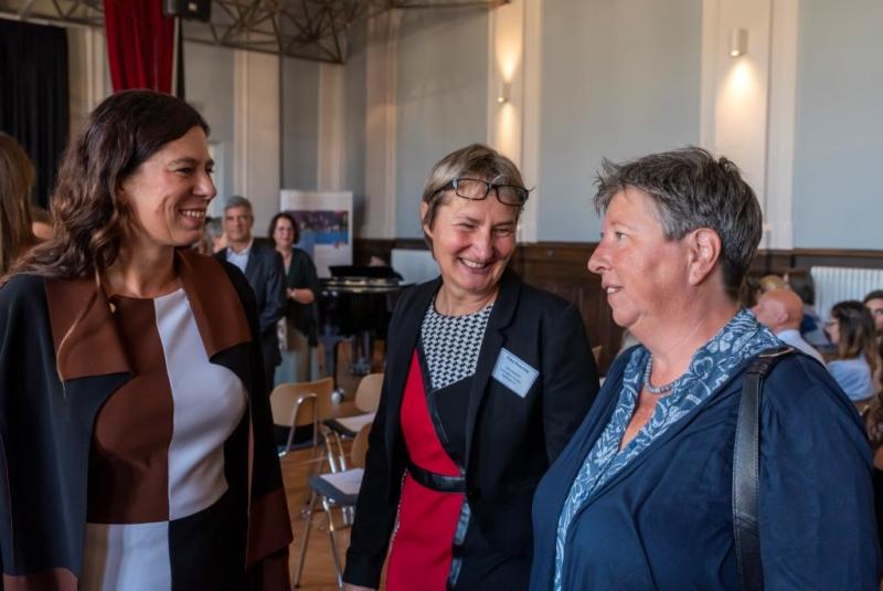 H.-Hesse-Gymnasium, Einweihungsfeier, Schulleiterin mit Senatorinnen, 21.08.2019