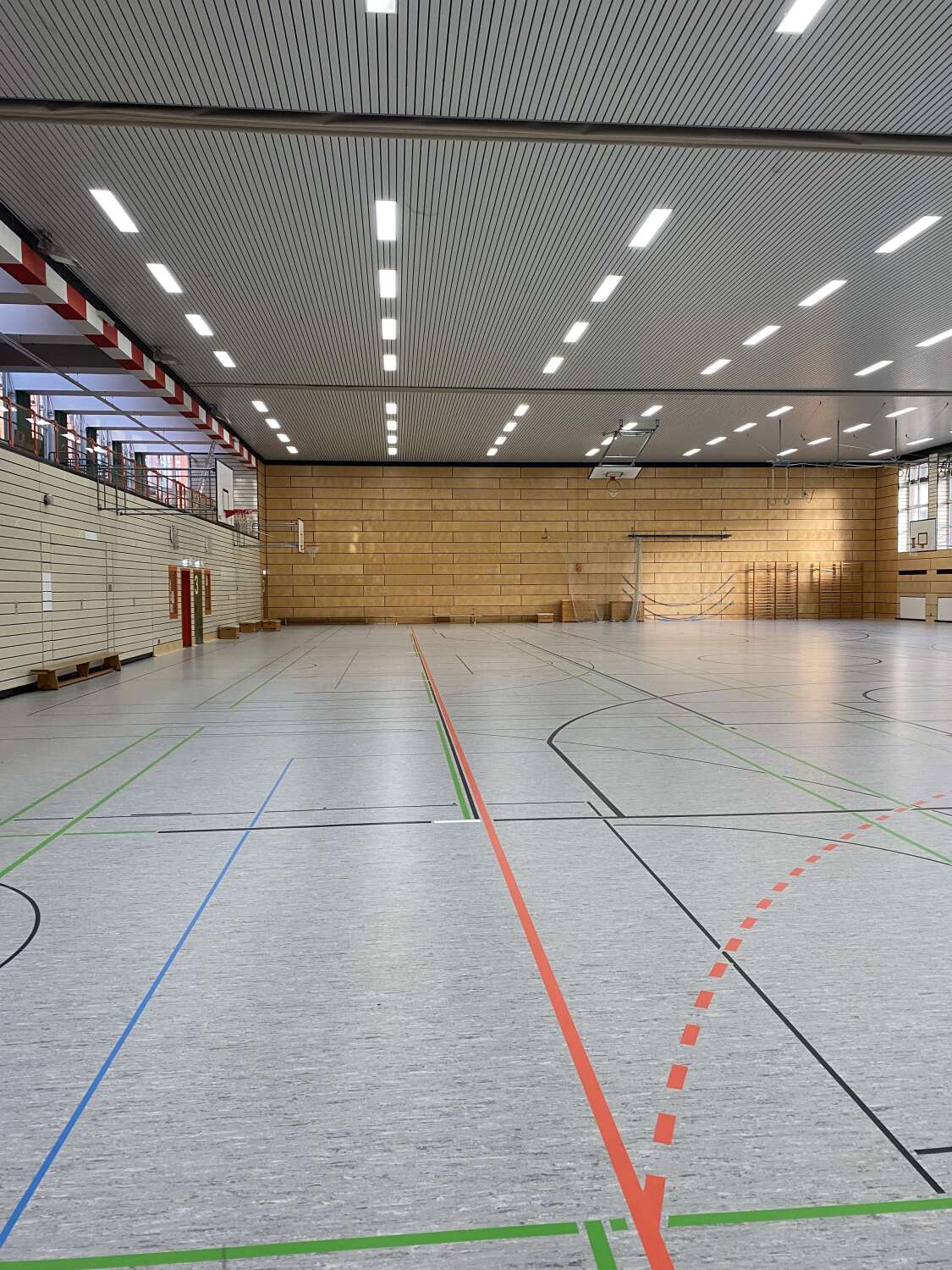 Sporthalle Böckhstr. 5 nach der Sanierung von Hallenboden und Dach, 15.03.2023