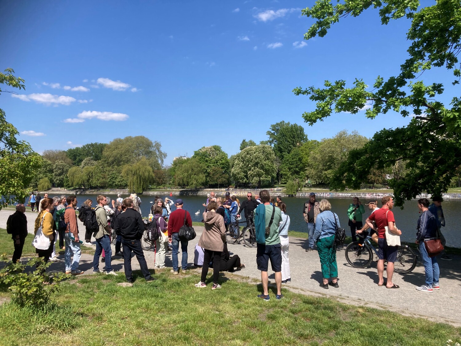 Tag der Städtebauförderung 13.05.2023, öffentliche Führung Urbanhafen - Station auf der Uferpromenade am Landwehrkanal