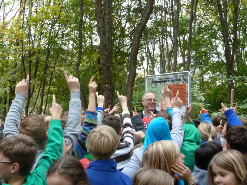 Stadtrat Herr Panhoff eröffnet mit Kindern den Naturerfahrungsraum