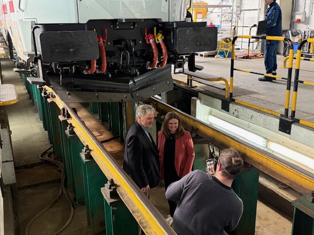 Unternehmensbesuch der Bezirksbürgermeisterin bei Talgo