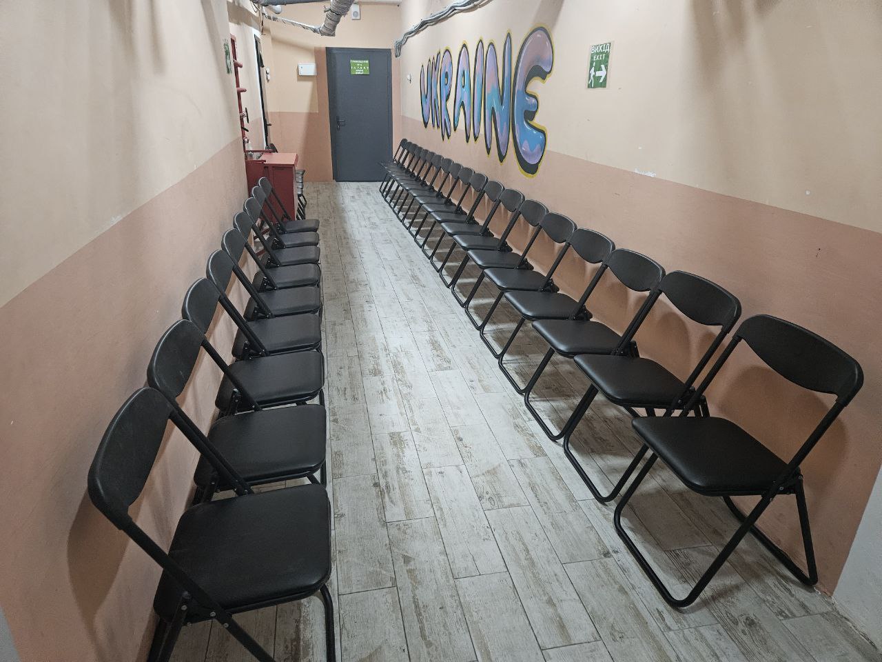 Klappstühle im Luftschutzraum in einer Schule in Darnyzja