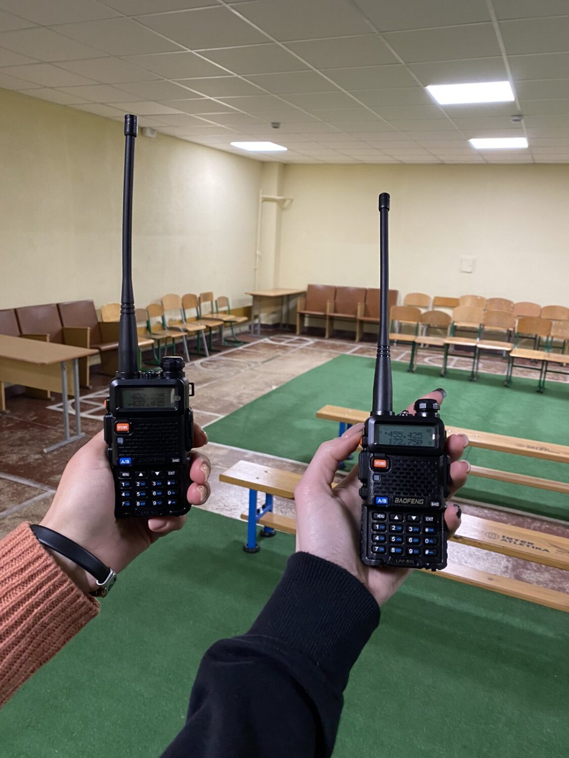 Walkie-Talkies im Luftschutzraum in einer Schule in Darnyzja