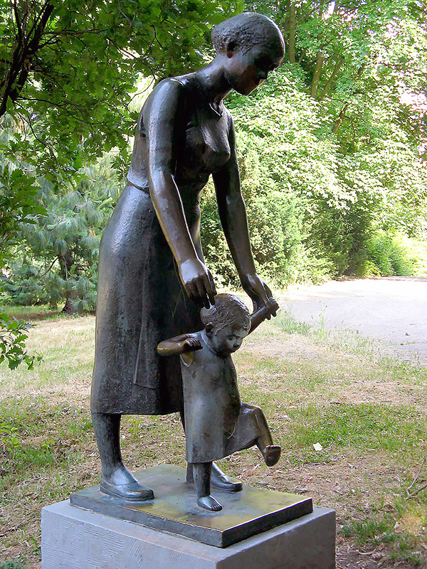 Mutter mit Kind ­- Walter Sutkowski (1965)