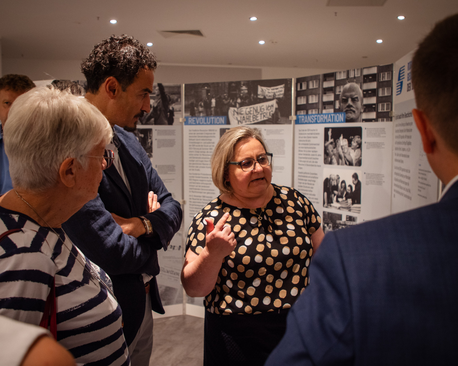 (v.r.n.l.): Alexandra Tietze (Vizepräsidentin Bundesarchiv) und Burhan Cetinkaya (Leiter Wirtschaftsförderung Lichtenberg) bei der Ausstellung in den Centern