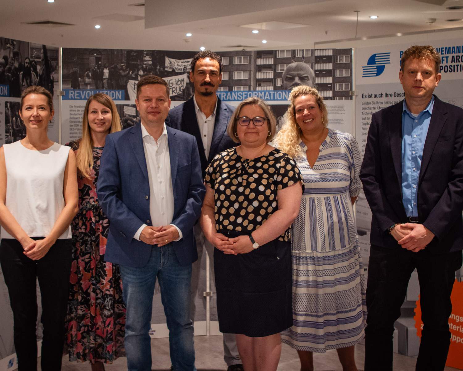 Die Eröffnung der Ausstellung „Geschichte im Center“ (v.r.n.l.): Sven Behrend (Direktor Stasimuseum), Rebecca Garcia (Robert-Havemann-Gesellschaft e.V.), Alexandra Tietze (Vizepräsidentin Bundesarchiv), Burhan Cetinkaya (Leiter Wirtschaftsförderung Lichtenberg), Martin Schaefer (Bezirksbürgermeister), Jennifer Ortlieb (Centermanagerin Ring-Center II+III), Anna Katz (Leiterin Museum Lichtenberg).