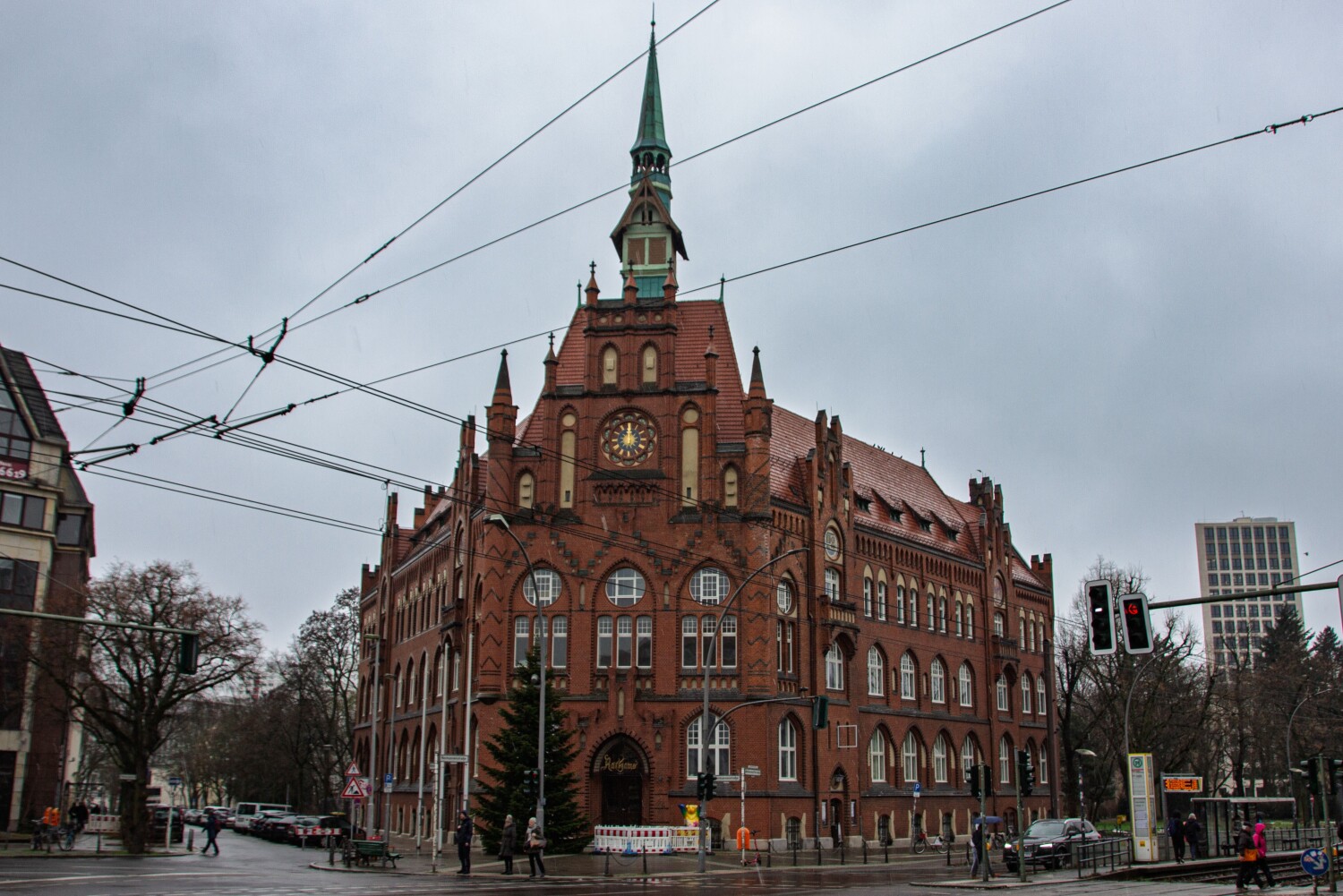 Ein frontaler Blick auf das entrüstete und neu sanierte Rathaus Lichtenberg im winterlichen Wetter.