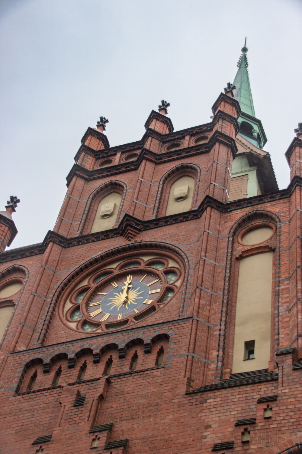 Ein Blick hinauf auf das renovierte Glasmosaik an der historischen Turmuhr.