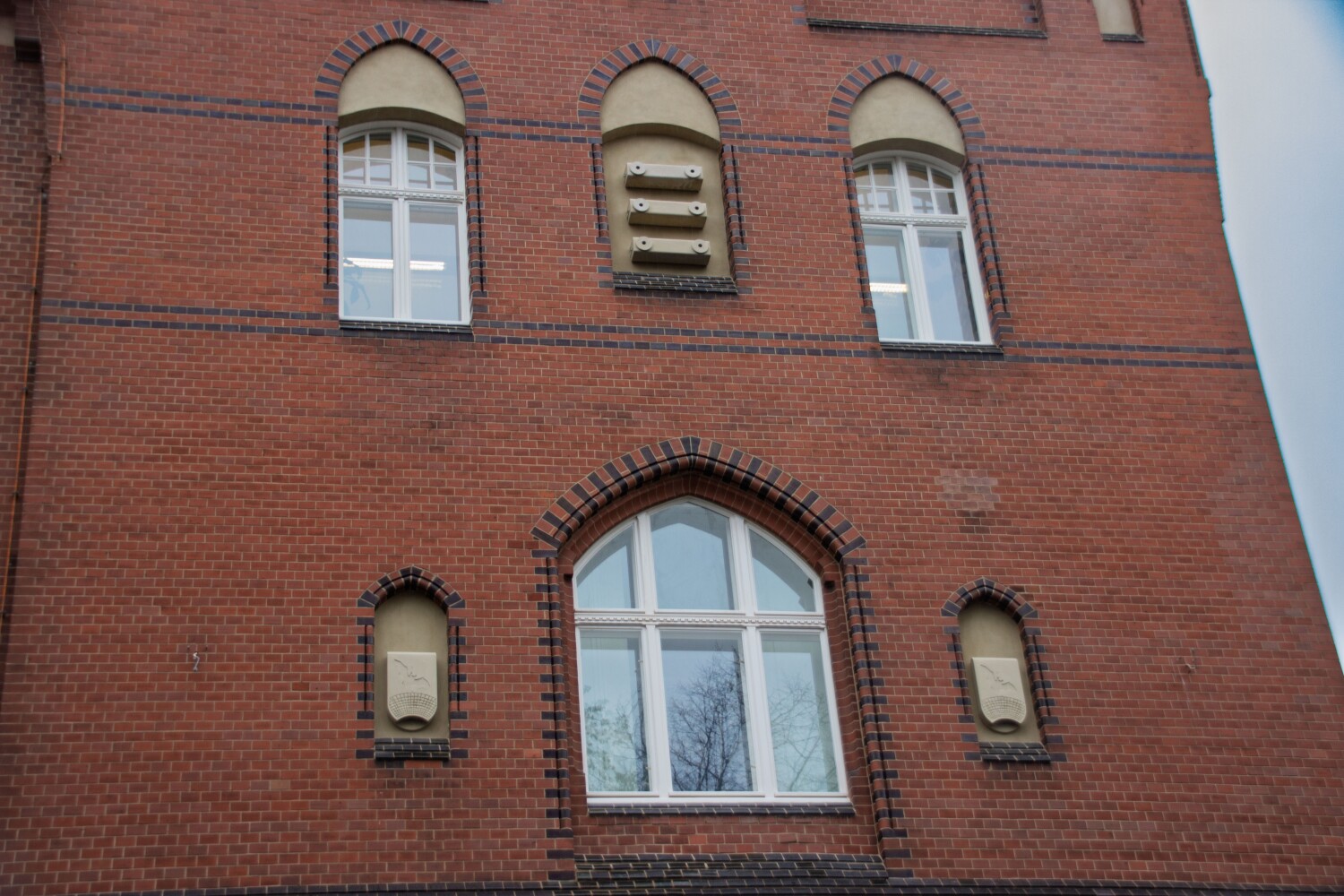 Es ist die frisch sanierte Rückseite des Rathauses mit den sonnenabweisenden Fenstern zu sehen.