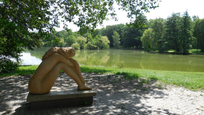 Foto von Martina Behn mit dem Titel Skulptur 'Die Elegie' im Oberseepark.