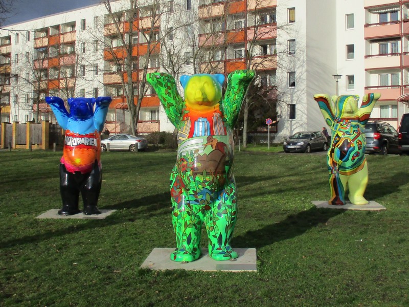 Foto von Monika Köppe mit dem Titel "Buddy Bären, farbenfrohe Hingucker im Wartenberger Neubauviertel".