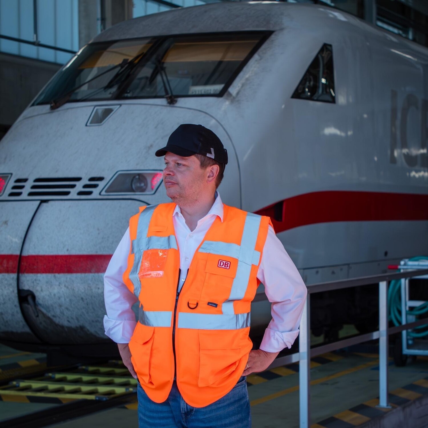 Bezirksbürgermeister Martin Schaefer beim Werksbesuch mit Warnweste und Eisenbahnermütze