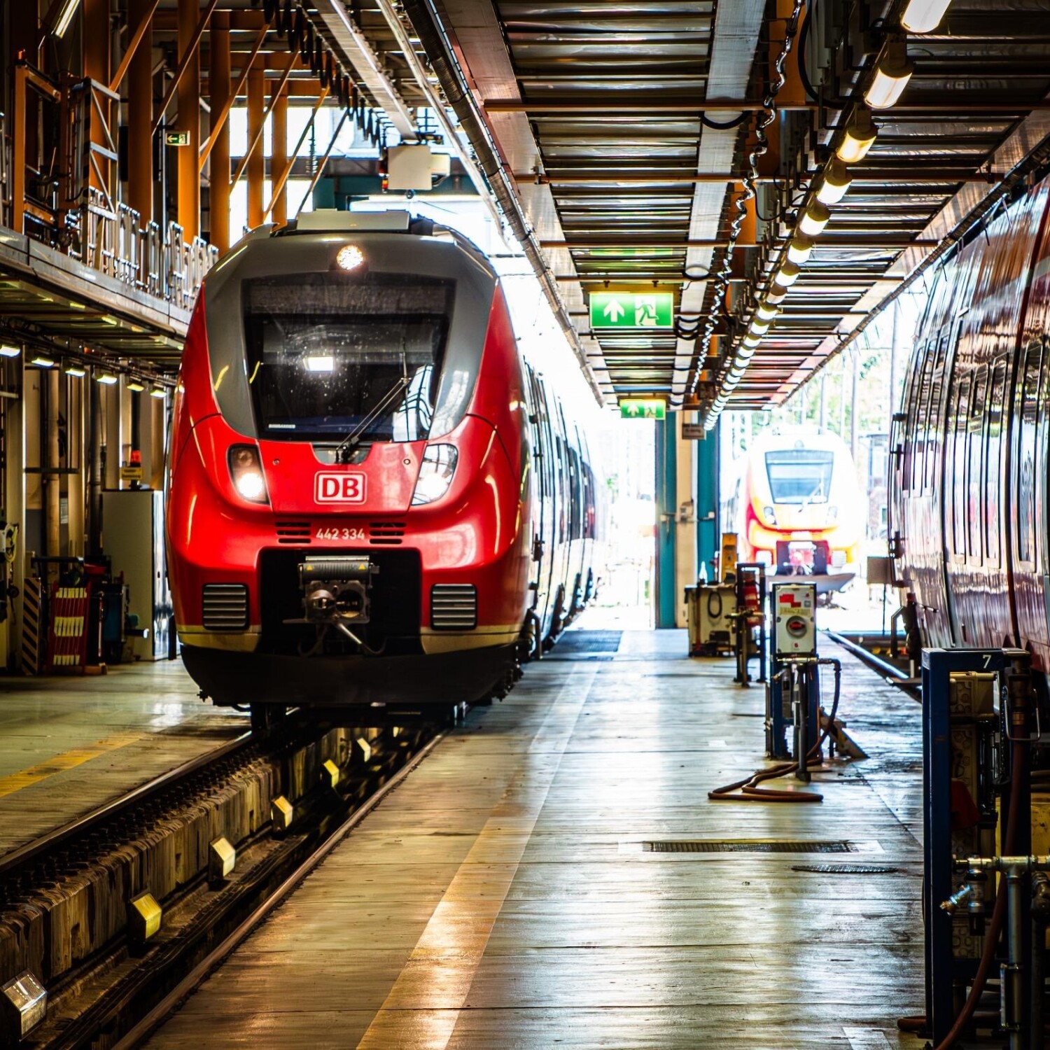 Regionalbahn in der Werkshalle