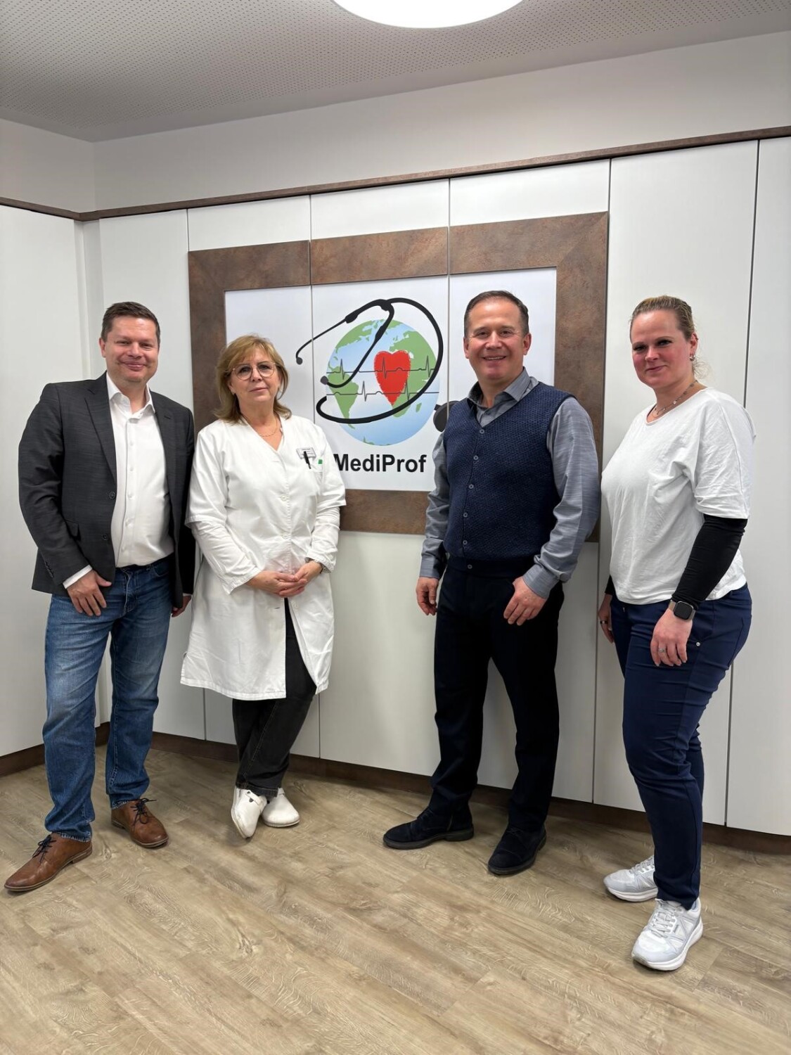 Bezirksbürgermeister Martin Schaefer beim Team von MediProf