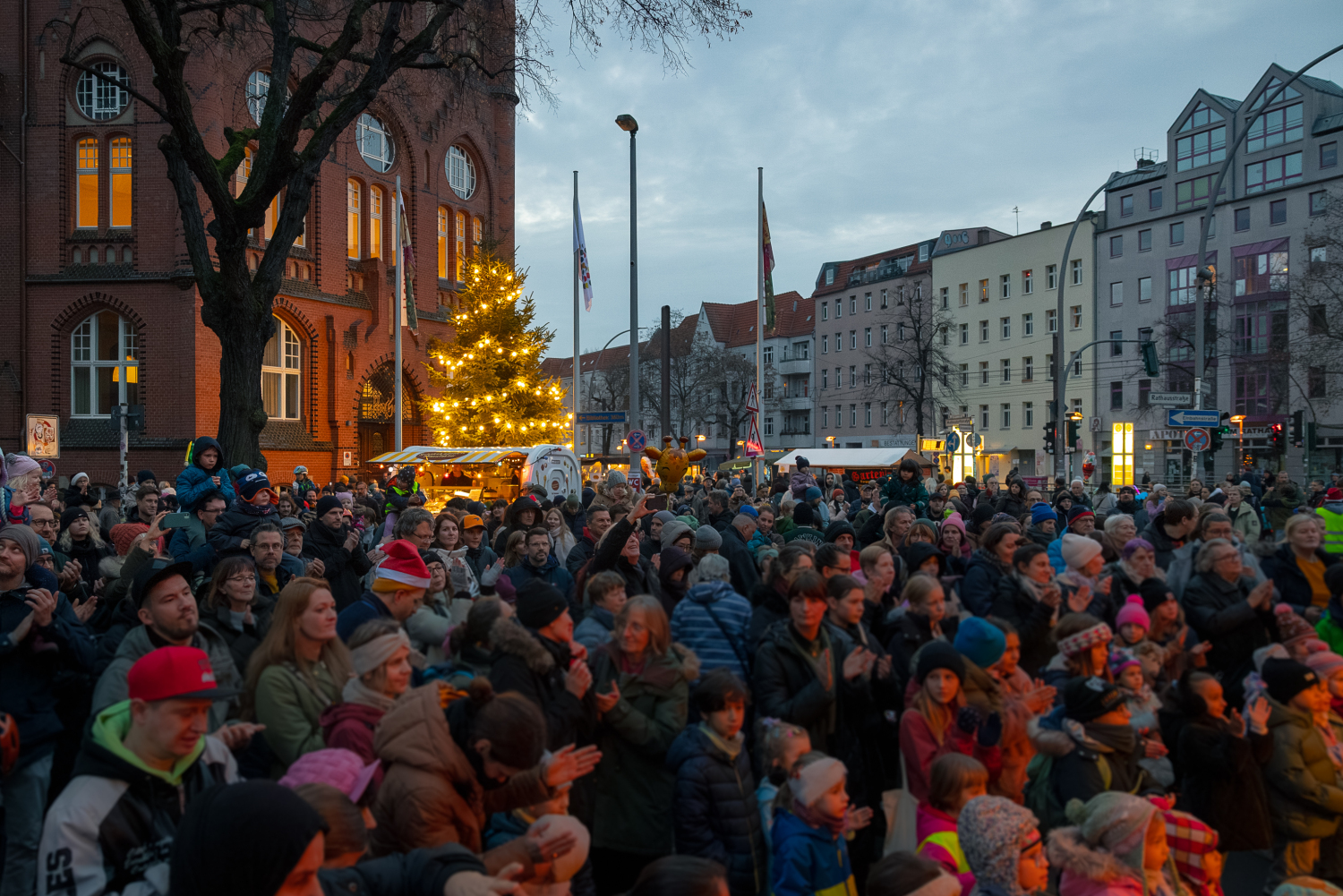 30. Lichtenberger Lichtermarkt, 30. November 2025: Blick ins Publikum vor der Bühne