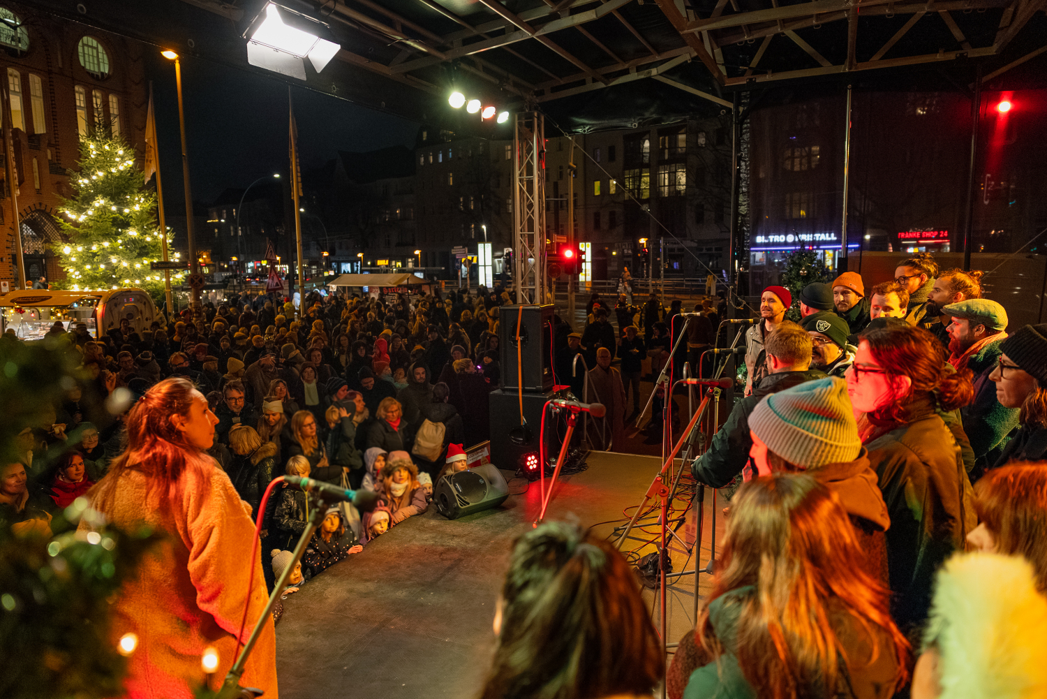 30. Lichtenberger Lichtermarkt, 30. November 2025: Blick auf und von der Bühne in die Menschenmenge