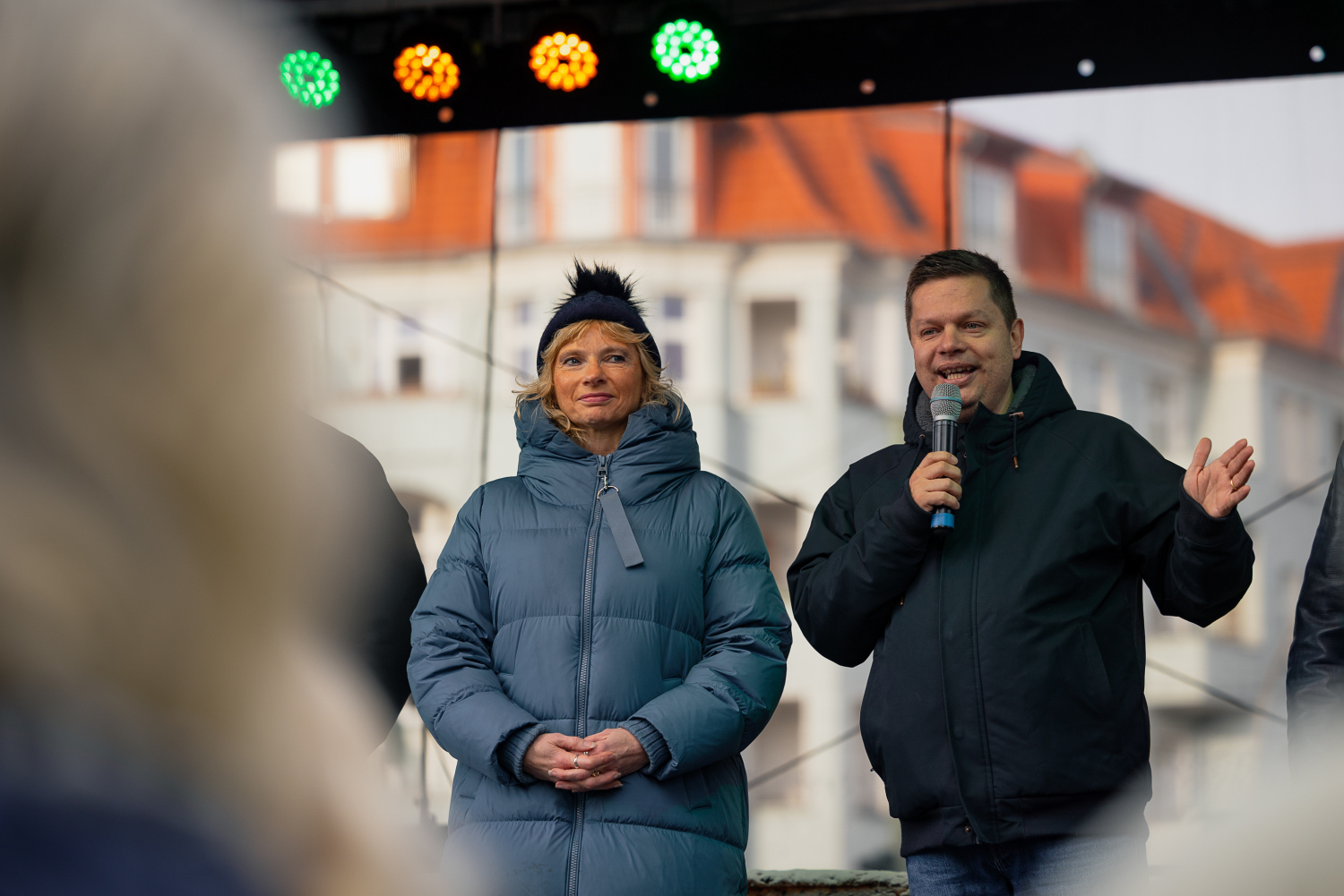 30. Lichtenberger Lichtermarkt, 30. November 2025: Bezirksbürgermeister Martin Schaefer und Bezirksstadträtin Dr. Catrin Gocksch auf der Bühne