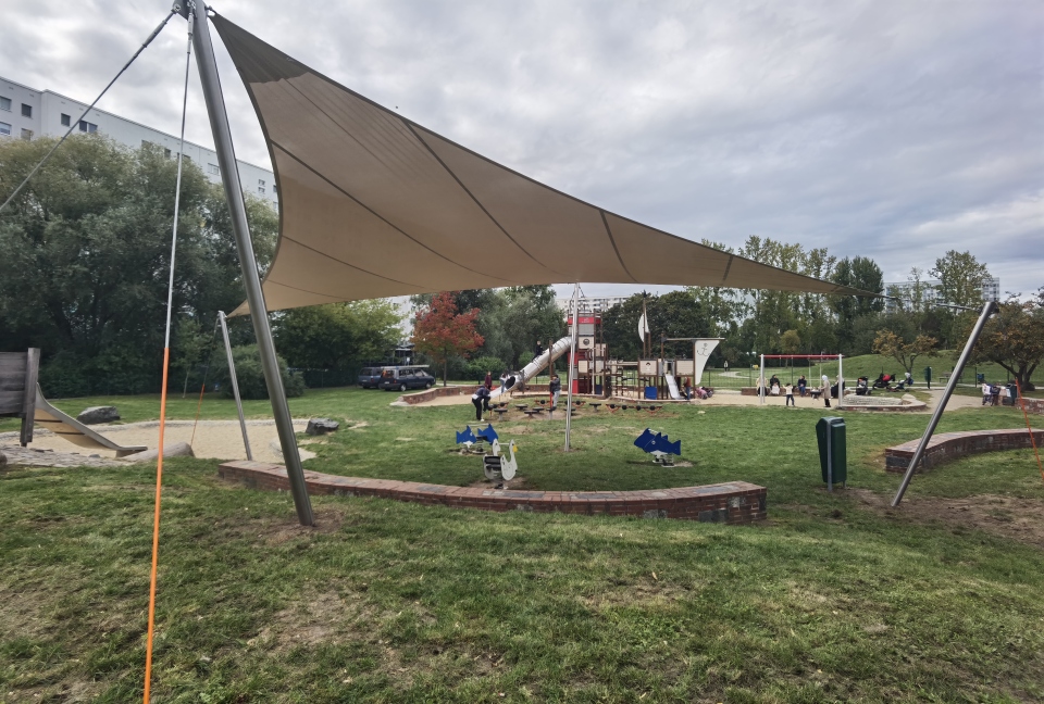Spielplatz Warnitzer Bogen mit Sonnensegel