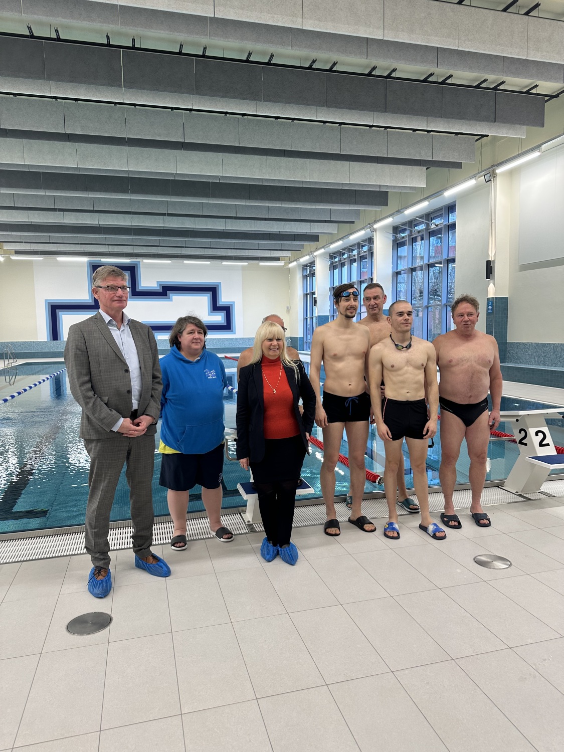 Senatorin Iris Spranger mit Schwimmstaffel