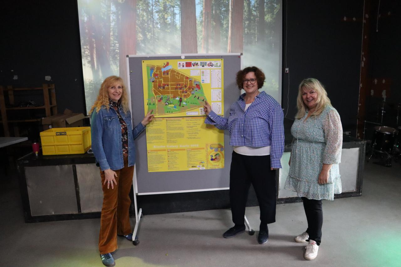 Die KB und Camilla Schuler bei der Vorstellung der neuen Kinderkiezkarte