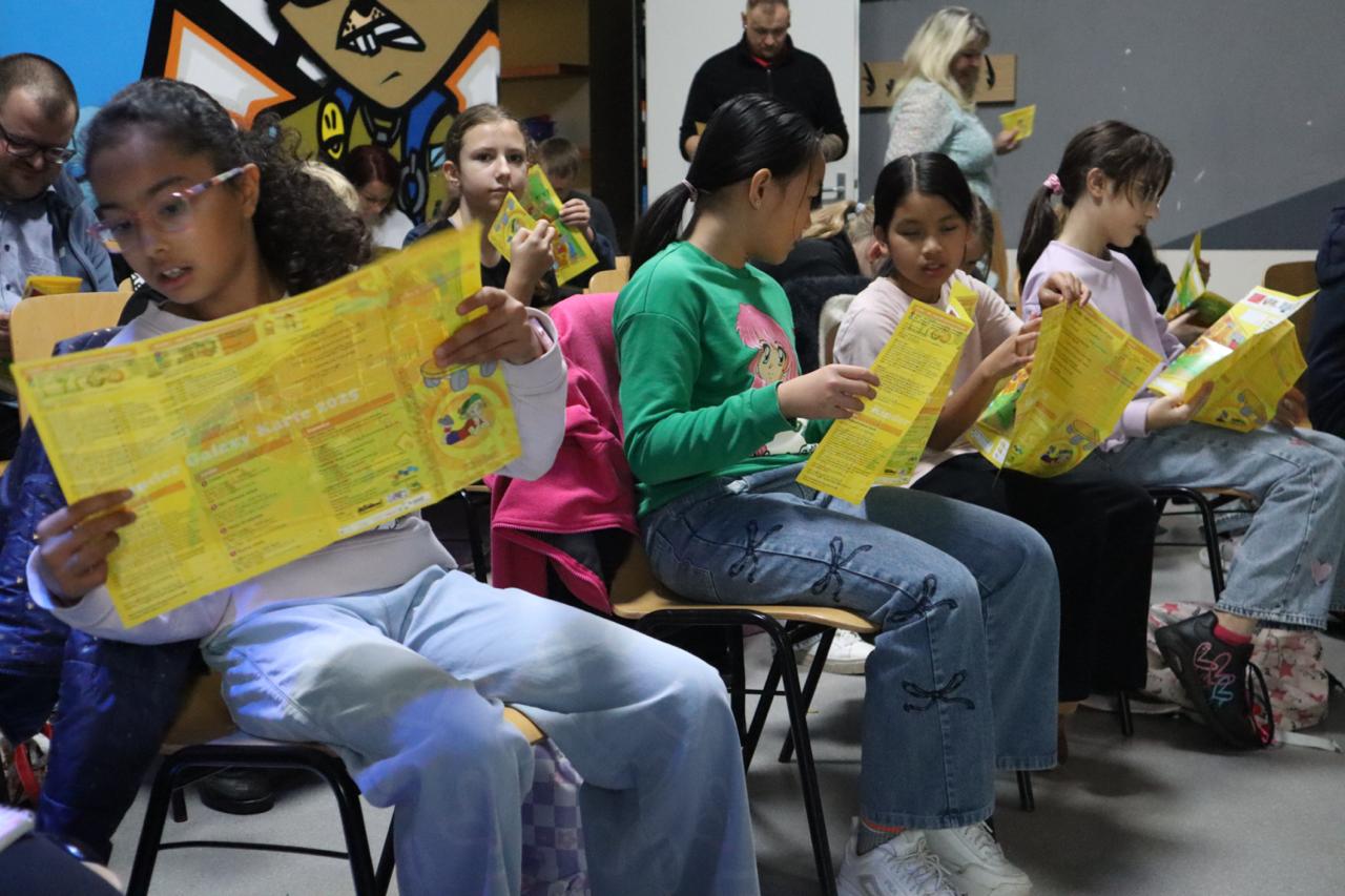 Kinder bei der Vorstellung der neuen Kinderkiezkarte